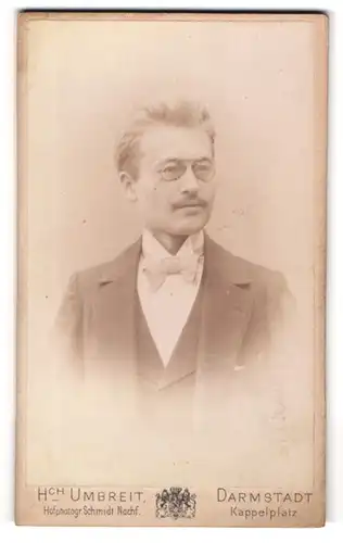 Fotografie Heinrich Umbreit, Darmstadt, Soderstr. 8 am Kappelplatz, Eleganter Herr mit Zwicker und Oberlippenbart