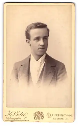 Fotografie Katharina Culié, Frankfurt a. M., Hochstr. 32, Junger Herr im Anzug mit Krawatte