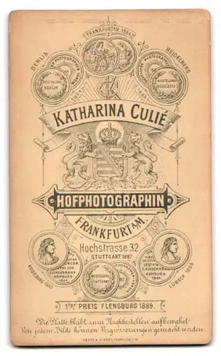 Fotografie Katharina Culié, Frankfurt a. M., Hochstr. 32, Junger Herr im Anzug mit Krawatte