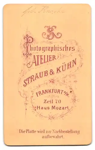 Fotografie Straub & Kühn, Frankfurt a. M., Zeil 70, Junge Dame im Kleid mit Kragenbrosche