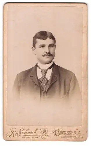Fotografie R. Schwab, Bockenheim, Frankfurterstr. 33, Junger Herr im Anzug mit Moustache