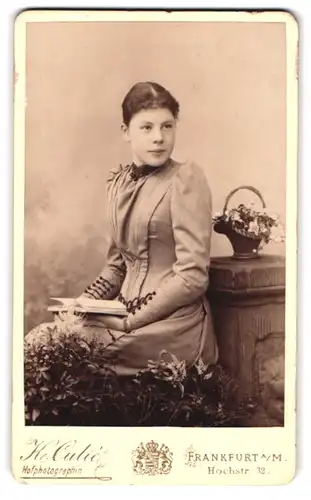 Fotografie Katharina Culié, Frankfurt a. M., Hochstr. 32, Junge Dame im Kleid mit einem Buch