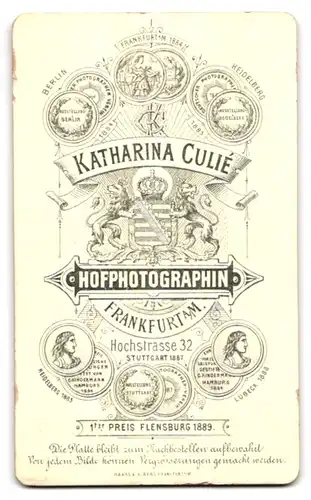 Fotografie Katharina Culié, Frankfurt a. M., Hochstr. 32, Junge Dame im Kleid mit einem Buch