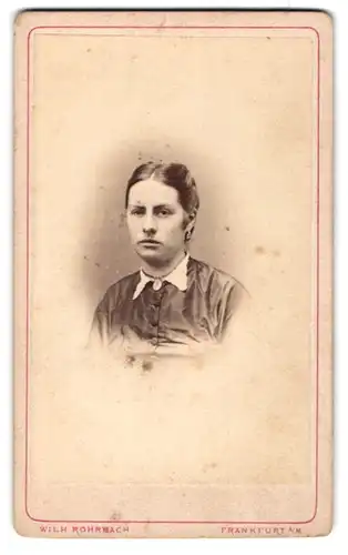 Fotografie Wilh. Rohrbach, Frankfurt a. M., Grosse Gallusstr. 15, Junge Dame mit Halskette