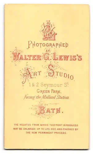 Fotografie Walter G. Lewis, Bath, Seymour Street 1&2, Junger Mann mit langen Koteletten und Krawatte