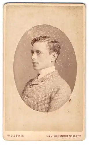 Fotografie Walter G. Lewis, Bath, Seymour Street 1&2, Seitenportrait eines jungen Mannes in kariertem Jacket