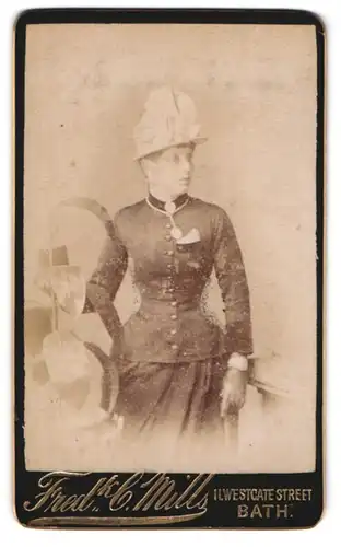 Fotografie Fred. C. Mills, Bath, Westgate Street 2, Junge Dame mit hohem Hut im taillierten Kostüm