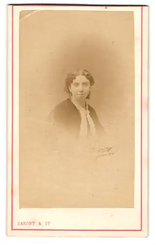 Fotografie Sarony & Co., Birmingham, New Street 66, Freundliche junge Frau mit Mittelscheitel und Stirnlocken