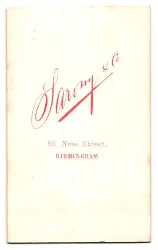 Fotografie Sarony & Co., Birmingham, New Street 66, Freundliche junge Frau mit Mittelscheitel und Stirnlocken