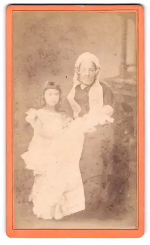 Fotografie T. Pope, Birmingham, New Street 86, Alte Frau mit Täufling auf dem Schoss und Mädchen in weissem Kleid