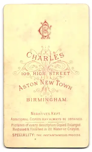 Fotografie Charles, Birmingham, High Street 109, Junge Frau mit Mittelscheitel im Sonntagskleid