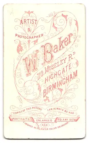 Fotografie W. Baker, Birmingham, Moseley Road 110, Ältere Frau mit Brosche im Rüschenkleid