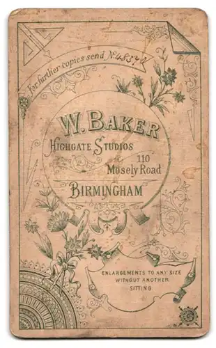 Fotografie W. Baker, Birmingham, Moseley Road 110, Jüngling mit festem Blick und Spazierstock im Dreiteiler