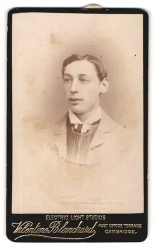 Fotografie Valentine Blanchard, Cambridge, Post Office Terrace, Bartloser junger Mann mit Seitenscheitel