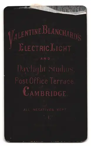 Fotografie Valentine Blanchard, Cambridge, Post Office Terrace, Bartloser junger Mann mit Seitenscheitel