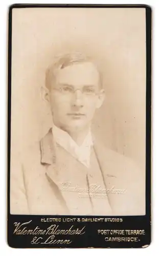 Fotografie Valentine Blanchard, Cambridge, Post Office Terrace, Glattrasierter junger Mann mit Brille