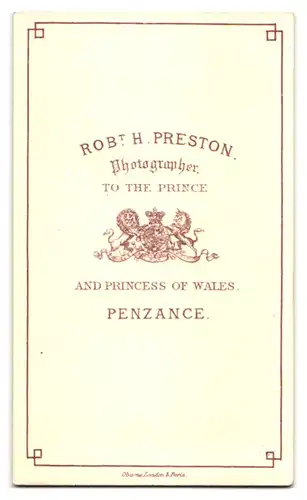 Fotografie Robert H. Preston, Penzance, Dame mit Spitzenkragen und Brosche