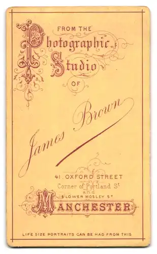 Fotografie J. Brown, Manchester, Oxford Street 41, Junge Frau mit Ohrhängern im Sonntagskleid