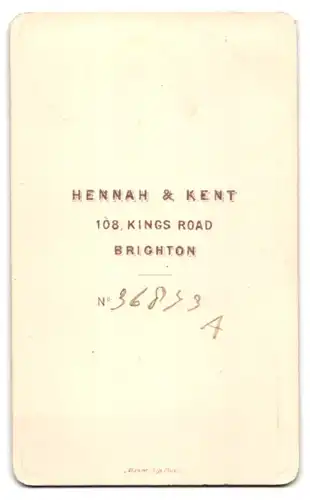 Fotografie Hennah & Kent, Brighton, Kings Road 108, Junger Bürgerlicher mit Vollbart und Ansteckblume