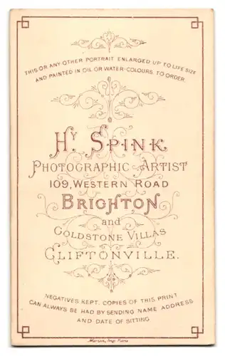 Fotografie H. Spink, Brighton, Western Road 109, Junge Frau mit Flechtfrisur im prachtvollen Rüschenkleid