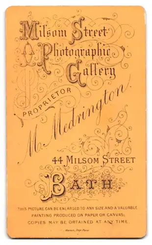 Fotografie M. Medrington, Bath, Milsom Street 44, Frau mit ausgebreiteten langen Haaren und dicker Perlenkette