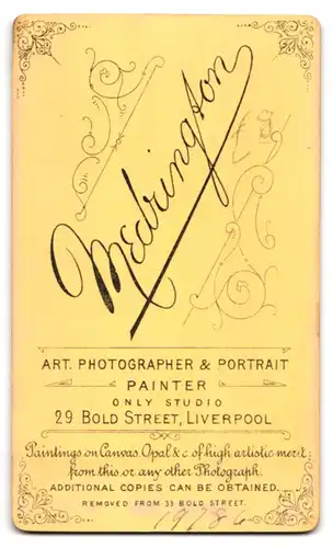 Fotografie Medrington, Liverpool, Bold Street 29, Ältere Dame mit weisser Kopfbedeckung in floral gestaltetem Kleid