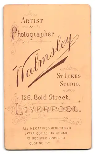 Fotografie Walmsley, Liverpool, Bold Street 126, Säugling im Taufkleid auf einem Fell