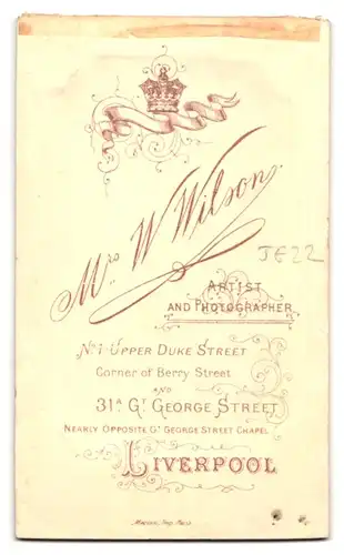 Fotografie M. W. Wilson, Liverpool, Upper Duke Street 1, Junger Mann im Dreiteiler mit in die Seite gestützter Hand