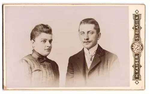 Fotografie H. Kaiser, St. Blasien, Junges Paar im Sonntagsstaat