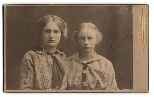 Fotografie Chr. Schwennesen, Tondern, Westerstrasse, Zwei junge Mädchen in kleinkarierten Blusen mit Halstüchern