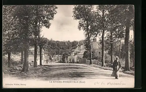 AK La Riviére-Thibouville, Strassenpartie vom Ort