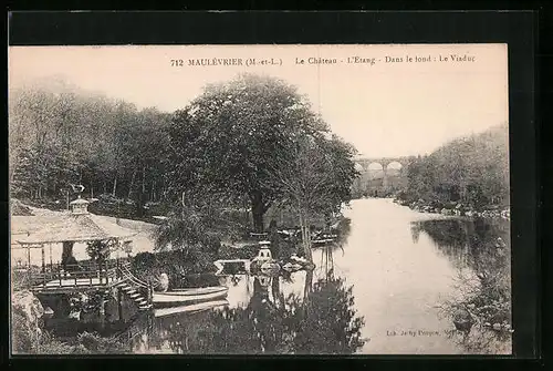 AK Maulévrier, Le Chateau, l'Etang, Dans le tond: Le Viaduc