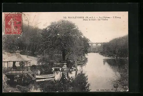 AK Maulévrier, Le Chateau, L'Etang, Dans le fond: Le Viaduc