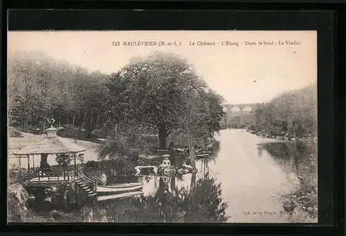 AK Maulévrier, Le Chateau, L'Etang, Dans le fond: Le Viaduc