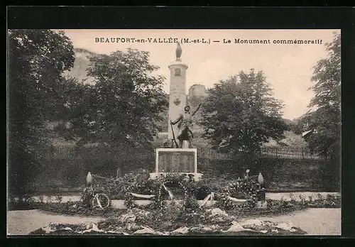 AK Beaufort-en-Vallée, Le Monument commémoratif
