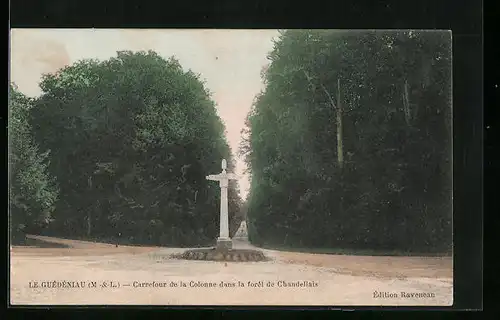 AK Le Guédéniau, Carrefour de la Colonne dans la forêt de Chandellais