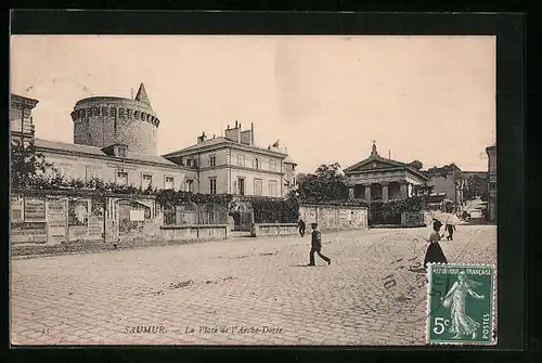 AK Saumur, La Place de l`Arche-Dorée