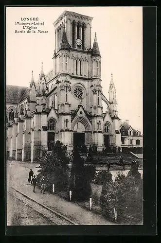 AK Longué, L`Eglise Sortie de la Messe