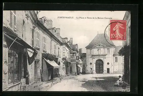AK Fontevrault, La Place et Porte de la Maison Centrale