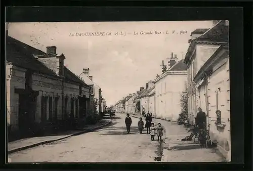 AK La Dagueniére, La Grande Rue