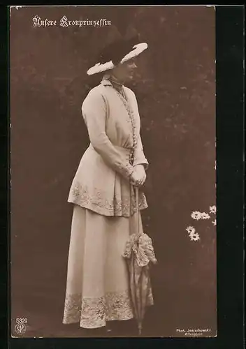 AK Kronprinzessin Cecilie mit Hut und Schirm