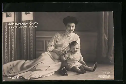 AK Kronprinzessin Cecilie mit dem Prinzen Wilhelm