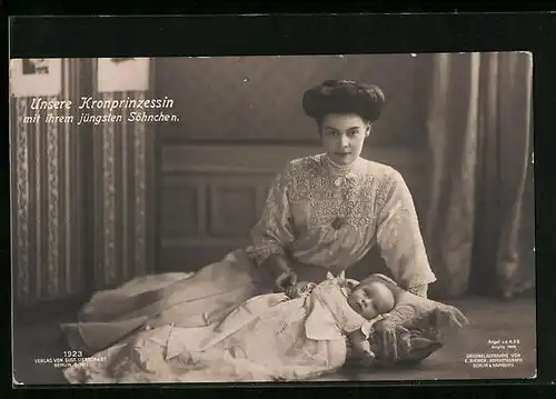 AK Kronprinzessin Cecilie mit ihrem jüngsten Söhnchen