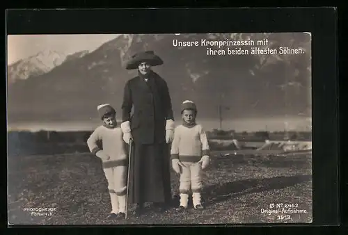 AK Kronprinzessin Cecilie mit ihren beiden ältesten Söhnen in den Bergen