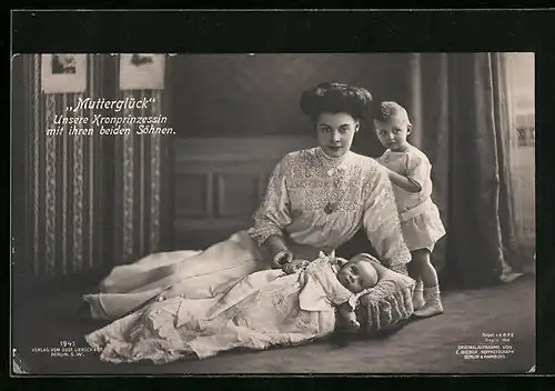 AK Kronprinzessin Cecilie im Mutterglück