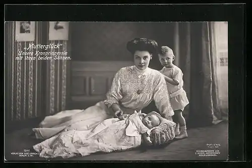 AK Kronprinzessin Cecilie mit ihren beiden Söhnen, Mutterglück