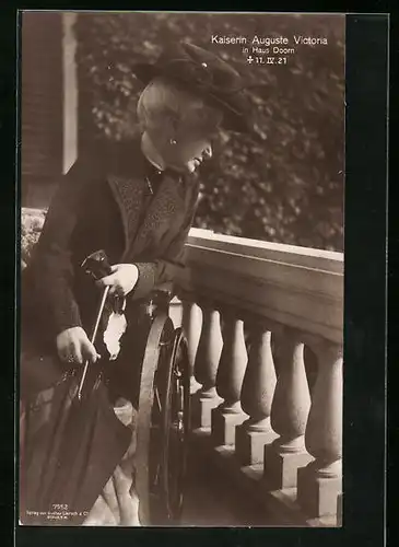 AK Kaiserin Auguste Victoria Königin von Preussen schaut vom Balkon in Haus Doorn
