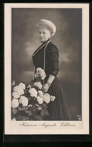 AK Kaiserin Auguste Victoria Königin von Preussen im dunklen Kleid mit Blumen