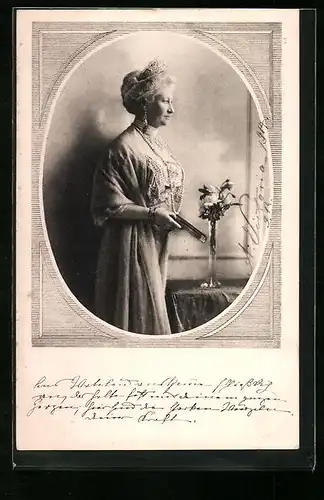 AK Kaiserin Auguste Victoria Königin von Preussen neben einer Blumenvase
