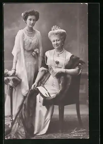 AK Kaiserin Auguste Victoria Königin von Preussen und Tochter in edler Garderobe